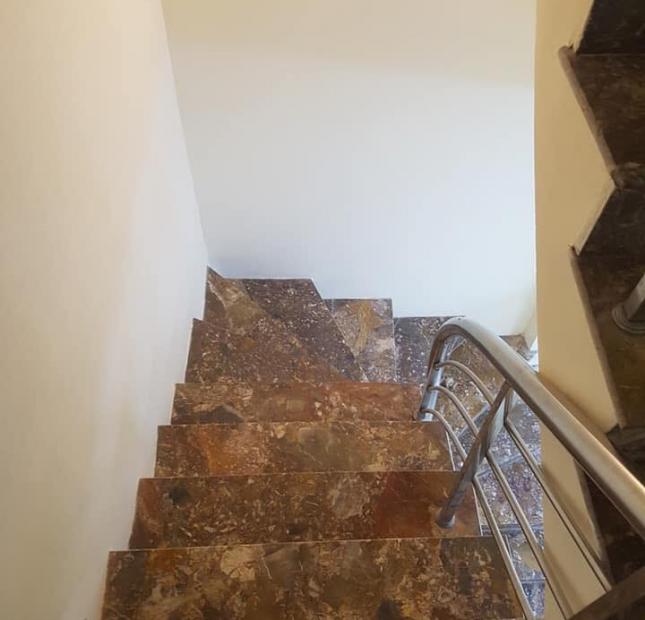 Bán gấp nhà đẹp ngõ 18 Định Công Thượng, diện tích 35m2 x 4 tầng, giá 2,95  tỷ. LH: 0984094326