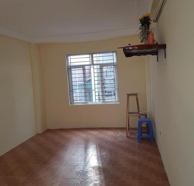 Bán gấp nhà đẹp ngõ 18 Định Công Thượng, diện tích 35m2 x 4 tầng, giá 2,95  tỷ. LH: 0984094326