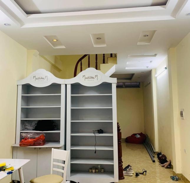 Bán nhà phố Tôn Thất Tùng Đống Đa Hà Nội trả nợ vay, 45m2 4 tầng MT 4m 4tỷ LH 0963113553