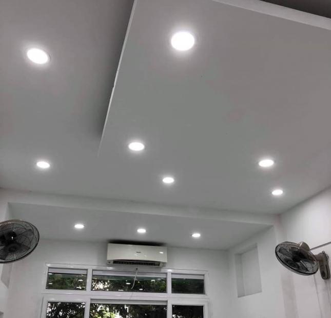 Nhà mặt phố Trần Quốc Hoàn, Cầu Giấy, 43m2 giá 14.6 tỷ. LH 0902181788.