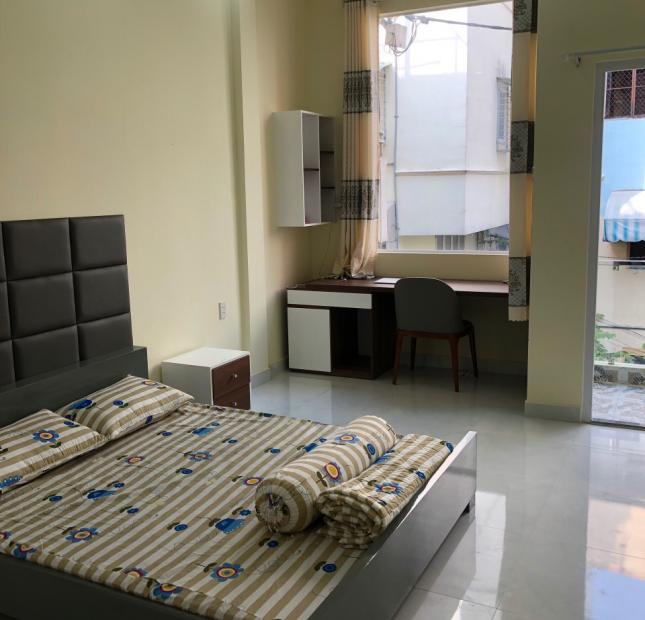 Bán căn hộ cao cấp Hùng Vương Plaza Quận 5 giá 5 tỷ, 3 phòng ngủ, dt 130m2, tặng nội thất đẹp
