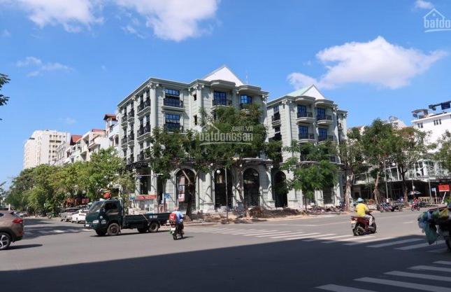 Cho thuê nhà gốc 2 mặt tiền đường Bùi Bằng Đoàn, Phú Mỹ Hưng, vị trí cực hot.