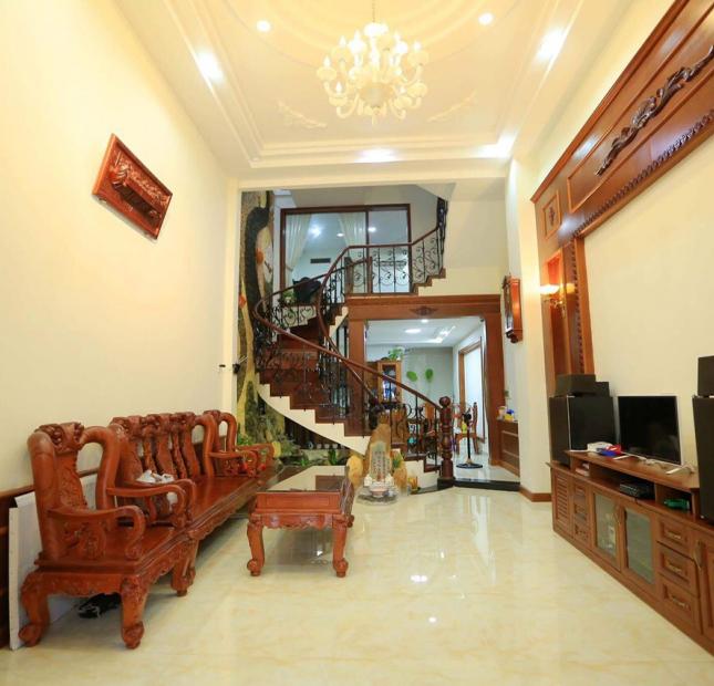 Bán nhà đường Bàu Bàng, P13, Tân Bình. 5x17m, 3 lầu rất đẹp, giá 12 tỷ. Lh 0796456889