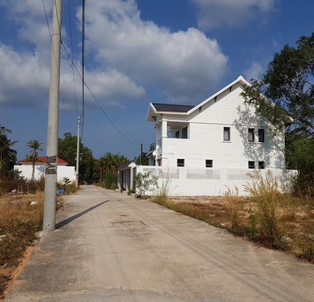 Cần tiền bán gấp lô đất phố mặt tiền đường chính ra bãi tắm Ông Lang, xã Cửa Dương, huyện Phú Quốc.