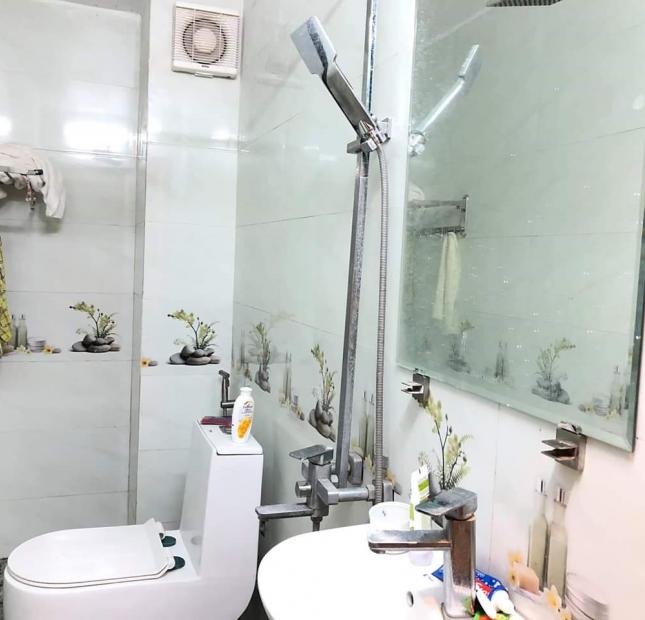 Bán gấp nhà Hoa Bằng, Cầu Giấy, 90m, 4 tầng, ô tô 7 chỗ, phân lô, giá 6 tỷ, LH 0814106666