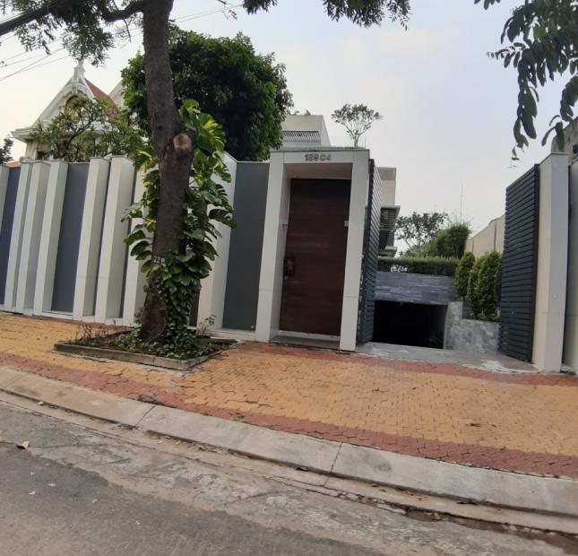 Bán gấp biêt thự ngay Quốc Hương, P.Thảo Điền, Dt 12x17m, HĐT 2800$, giá 21 tỷ