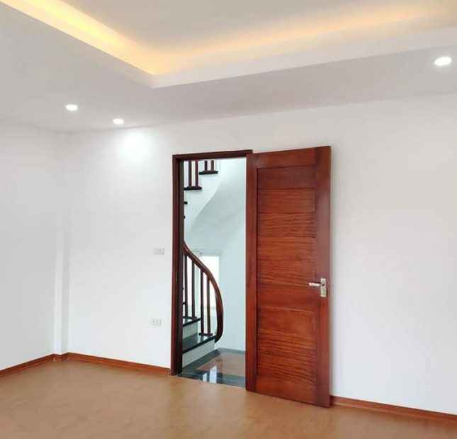 Bán gấp nhà Hạ Đình, nhà đẹp, ở ngay, 32 m2, 5 tầng, giá chỉ 2.3 tỷ. LH 0984094326