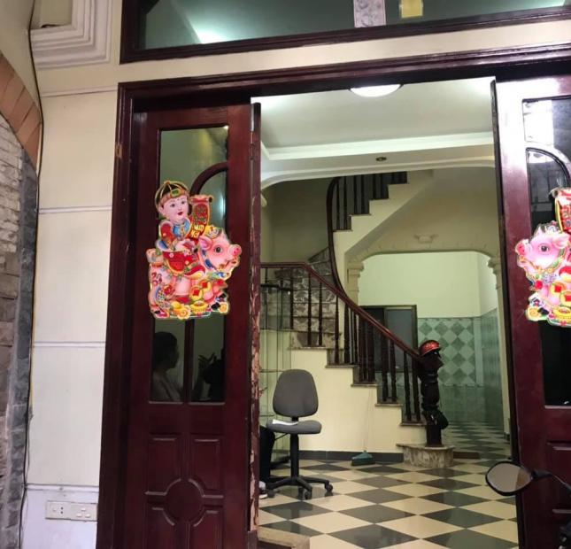 Bán nhà 5 tầng xây sẵn mặt ngõ 102 Nguyễn Đình Hoàn, dt 40m, giá 4.4 tỷ.