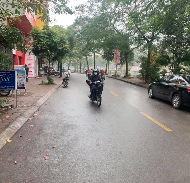 Bán nhà 5 tầng xây sẵn mặt ngõ 102 Nguyễn Đình Hoàn, dt 40m, giá 4.4 tỷ.