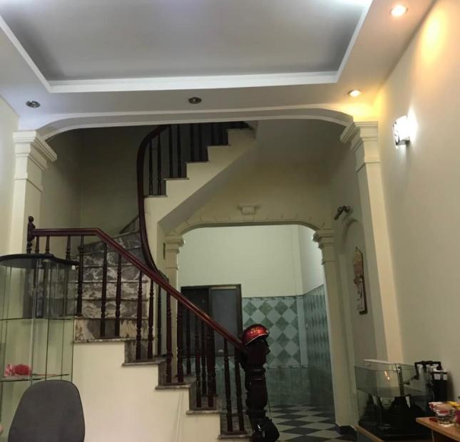Bán nhà 5 tầng xây sẵn mặt ngõ 102 Nguyễn Đình Hoàn, dt 40m, giá 4.4 tỷ.