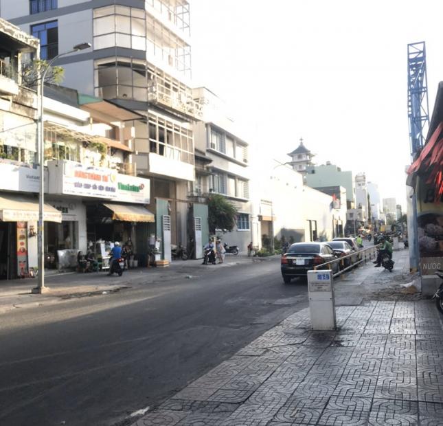 Cần bán gấp nhà mặt tiền đường Triệu Quang Phục, P. 11, Q. 5, diện tích lớn, nở hậu đẹp