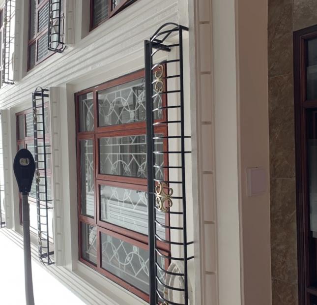 Bán nhà Nguyễn Văn Cừ 30m x 5 tầng, ô tô đỗ cửa, 2.9tỷ