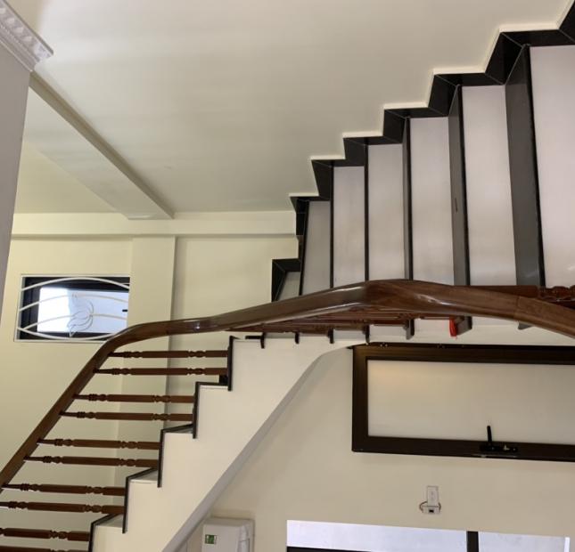 Bán nhà Nguyễn Văn Cừ 30m x 5 tầng, ô tô đỗ cửa, 2.9tỷ