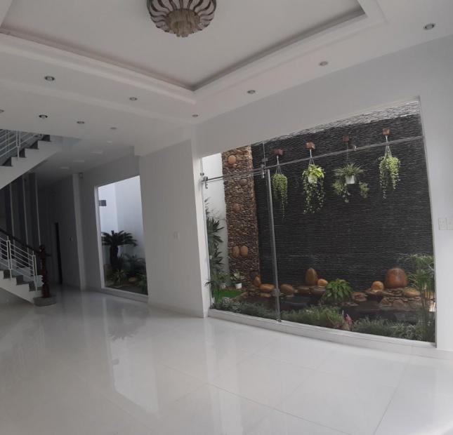 Gia đình có công việc gửi bán gấp trong tuần căn nhà đường Lê Văn Huân, 5.5x12m2, 3 tầng
