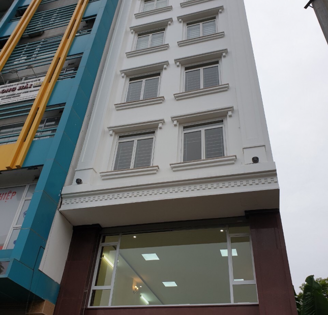 Cho thuê nhà mặt phố Nguyễn Xiển, 160mx 8T, MT 7m làm showroom, trường học, thẩm mỹ viện