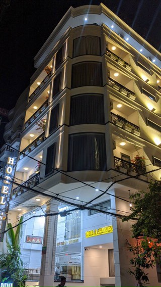 Bán nhà mặt tiền khu người Hàn, P4 Tân Bình, DT: 10x30m, tặng GPXD: Hầm 7 lầu, giá chỉ 36.5 tỷ