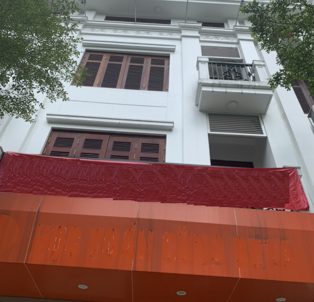 Cho thuê nhà 65mx 6T phố Nguyễn Khánh Toàn, thông sàn, thang máy