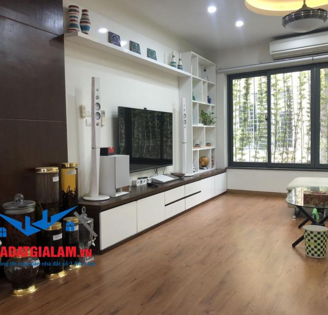 Bán 40m2 nhà 5 tầng khu tập thể May 10, Sài Đồng, Long Biên