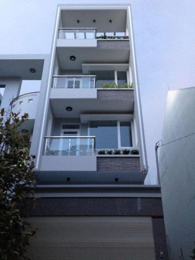 Cần bán nhà đường Thành Thái, phường 14, quận 10. DT: 4.2 x 16m, 3 lầu, giá 14.4 tỷ TL