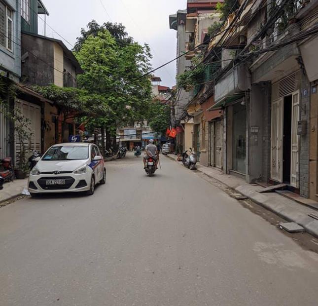 Bán nhà kinh doanh tốt phố Láng Hạ, ô tô 7 chỗ vào nhà, cách mặt phố 30m. 