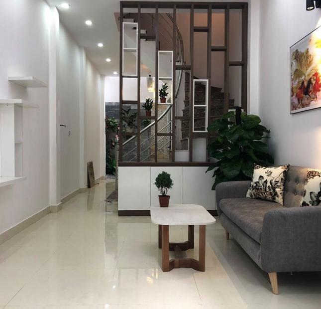 Bán nhà gấp. DT 35m2, gần đường lớn phố Định Công, oto đỗ cửa 5T, giá 3,2 tỷ. LH 0944090291