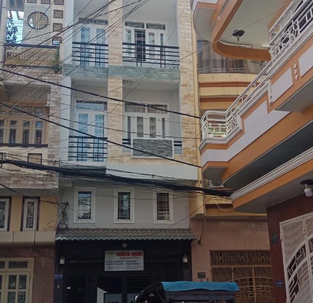  Bán building mặt phố đường Hùng Vương, Q. 5, DT: 8x25m, 4 lầu, giá thuê 1,68 tỷ/năm