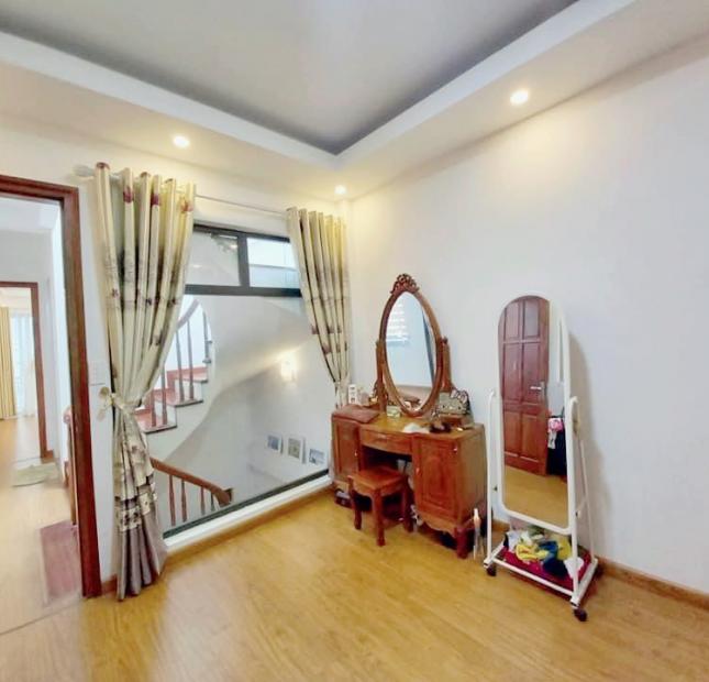 Bán gấp nhà Minh Khai. Lô góc, ô tô đỗ cửa, nhà mới ở luôn. 35m  3.5 tỷ