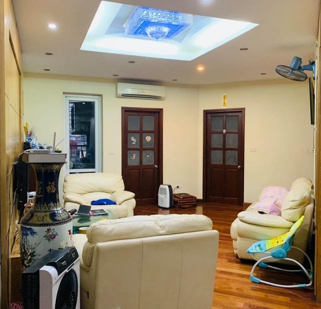 Bán nhà mặt phố Lạc Long Quân, DT 82 m2, MT 6.5m, giá 23.5 tỷ