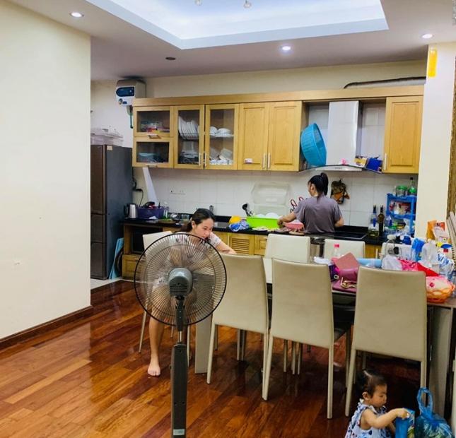 Bán nhà mặt phố Lạc Long Quân, DT 82 m2, MT 6.5m, giá 23.5 tỷ