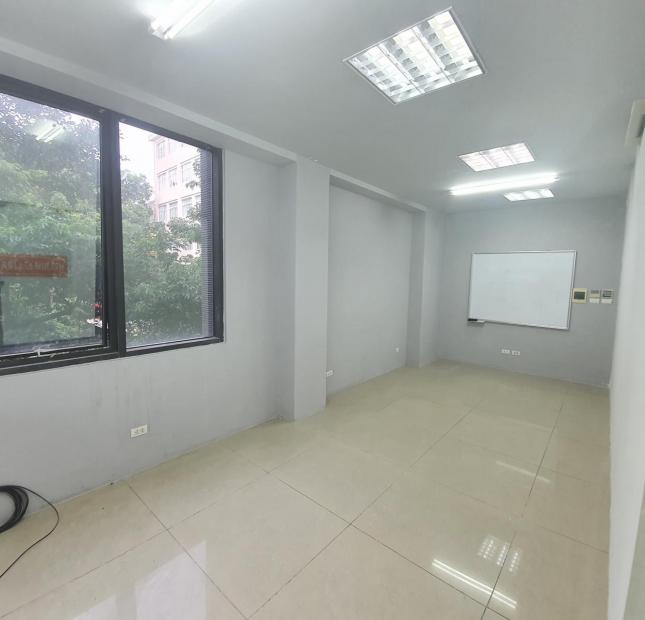 Cho thuê văn phòng chuyên nghiệp diện tích 80m2 phố Chùa Láng