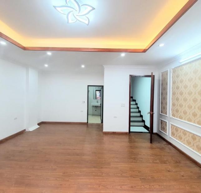 Cần bán gấp nhà Minh Khai, lô góc, ô tô đỗ cửa, kinh doanh. 37m x 5T 4.05 tỷ