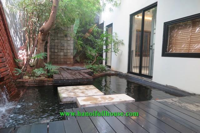 Căn nhà sân vườn, bể cá, đầy đủ nội thất đẹp, hiện đại tại Ngọc Thụy cho thuê.