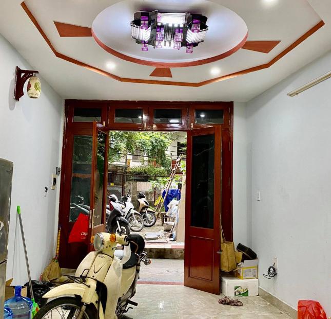 Nhà lô góc đẹp, mới, giá rẻ Phố Vĩnh Hưng 33m2 hiện đang xây 2.5 tầng để ở giá 4.5 tỷ