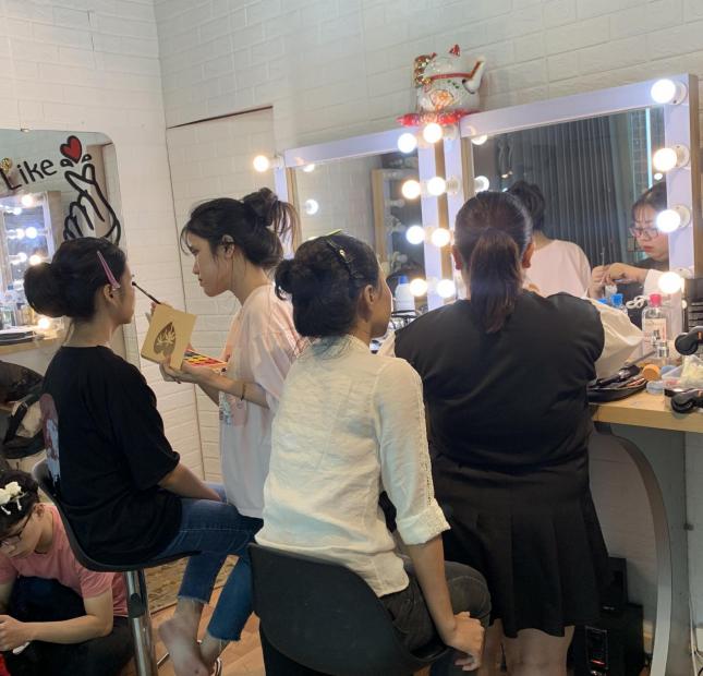 Cần sang lại tiệm makeup đang kinh doanh, mặt tiền hẻm Nguyễn Hoàng,TP Đà Nẵng