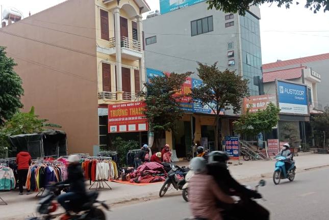 Bán nhà đẹp mặt phố Hoàng Hoa Thám, gần ngã tư Bích Động Việt Yên, giá đầu tư.