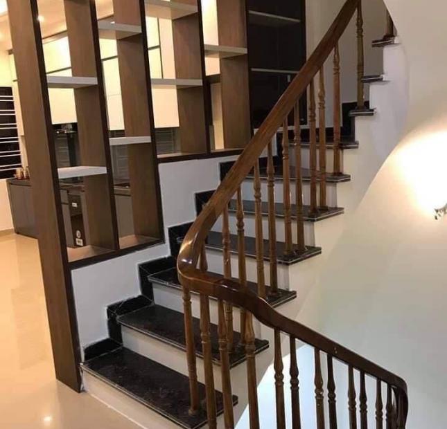 BÁN NHÀ  PHỐ NGUYỄN SƠN, LONG BIÊN 5T, 45m2, 4.5 tỷ 