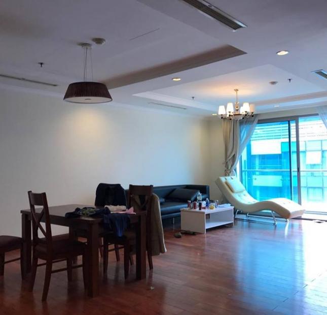 Bán căn hộ Vincom Đồng Khởi - dt 135m2/2PN lầu cao, view trực diện hồ bơi, giá bán 22 tỷ (sổ hồng)