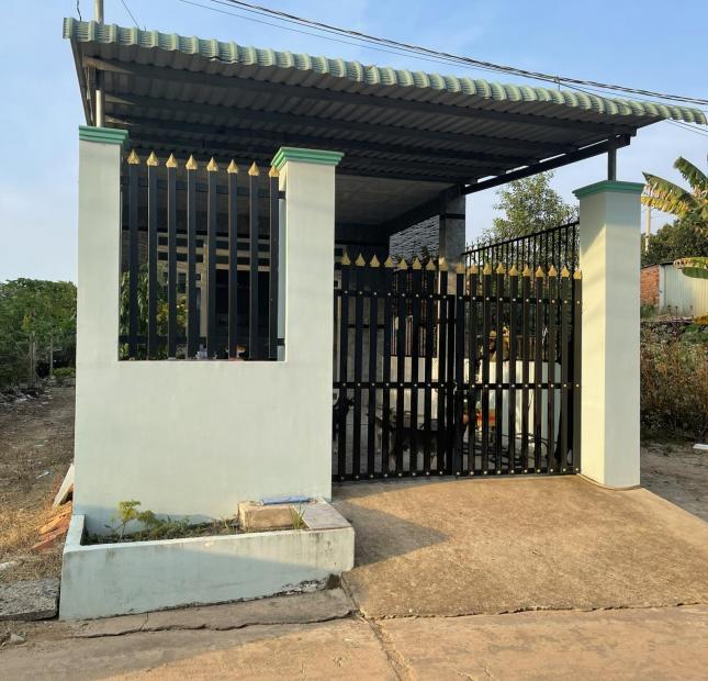 Chính chủ chuyển cư nên cần bán nhanh căn nhà c4 như hình và lô đất, gần đô thị, trg học