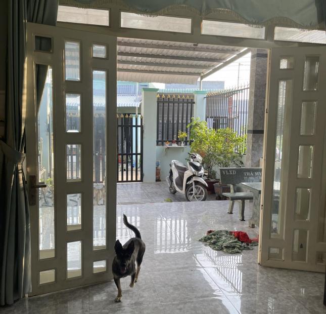Chính chủ chuyển cư nên cần bán nhanh căn nhà c4 như hình và lô đất, gần đô thị, trg học