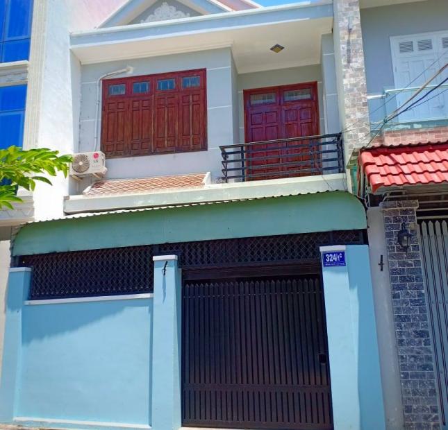Bán nhà 1 trệt 1 lầu mặt tiền đường Nguyễn Tri Phương hướng Tây Nam.