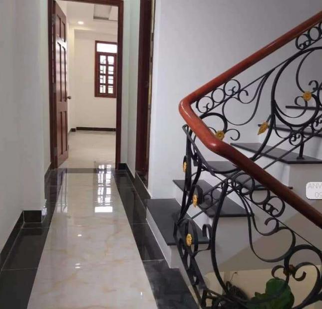 Cô 19 hại cần Bán gấp Nhà Mặt tiền 139B Nguyễn Tiểu La, Phường 6, Quận 10, 40m2, 4 Tầng, giá 14 tỷ