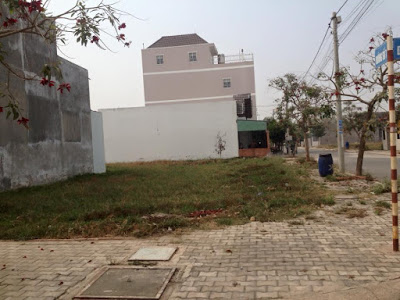 Bán lô góc mặt tiền chợ 300m2 giá 850tr , khu công nghiệp đường nhựa 25m,ở và kinh doanh được ngay. 