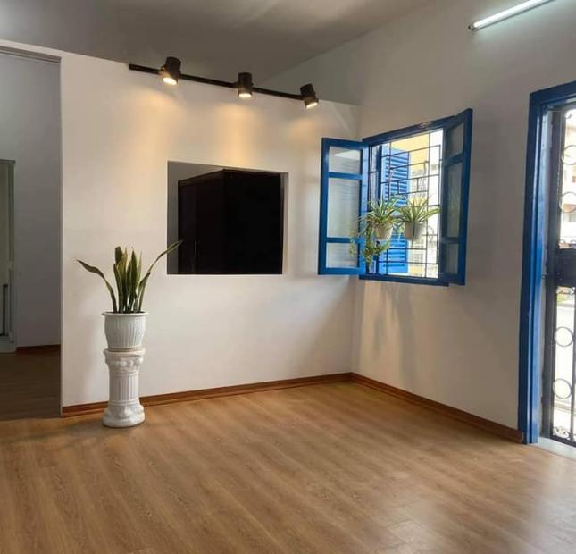 Bán gấp CHCC Phố chùa Láng giá 1.5 tỷ, 40m2, có sổ hồng. 