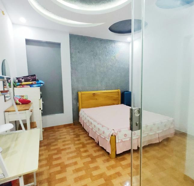 Bán Nhà phố Nguyễn Văn Cừ 43m2, Nhà đẹp, ở luôn, nhà lộc, đất phát.  