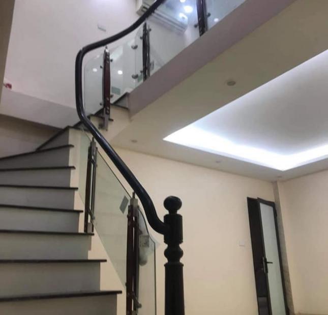 Chính chủ nhờ bán gấp nhà đường Tôn Thất Tùng, quận Đống Đa, 47m2, 5tầng, nhỉnh 3 tỷ, cách phố 30m.