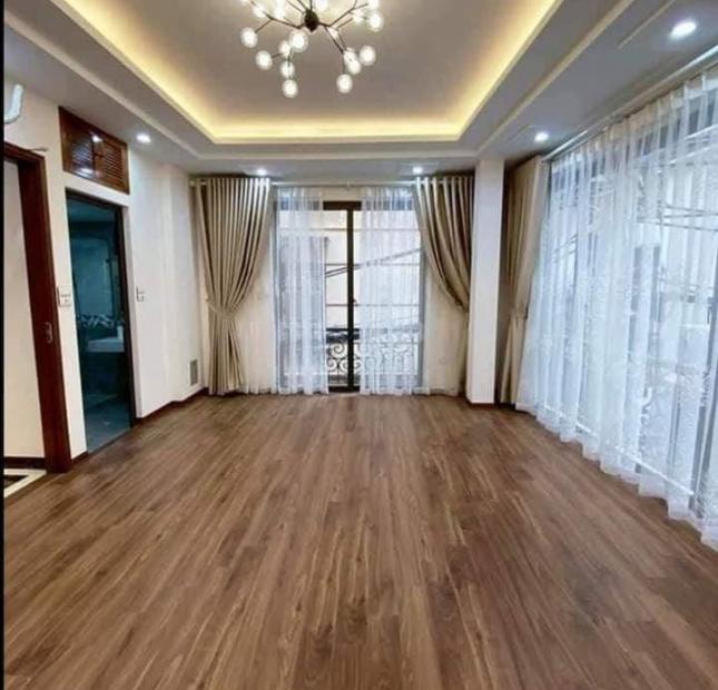 Bán gấp nhà ngõ 445 Nguyễn Khang diện tích 40m2, 5 tầng, 5,8 tỷ đẹp Lô Góc