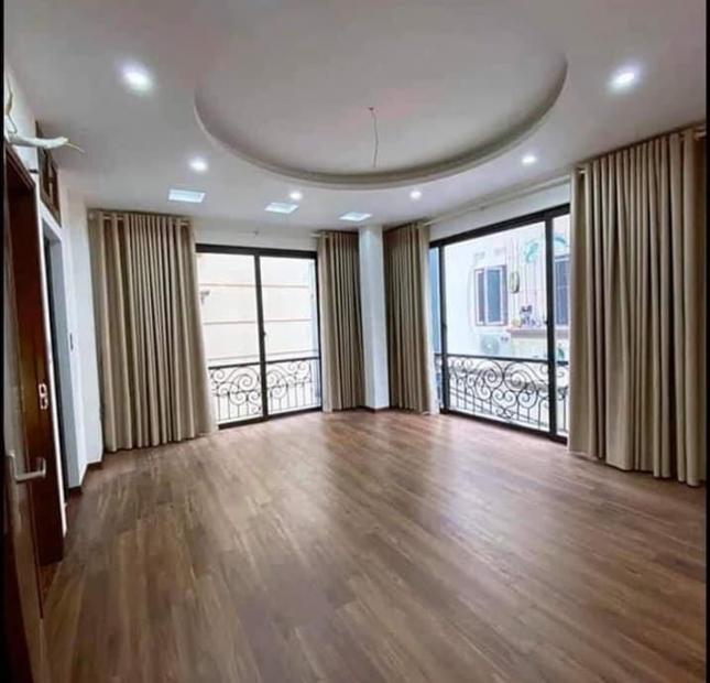 Bán gấp nhà ngõ 445 Nguyễn Khang diện tích 40m2, 5 tầng, 5,8 tỷ đẹp Lô Góc