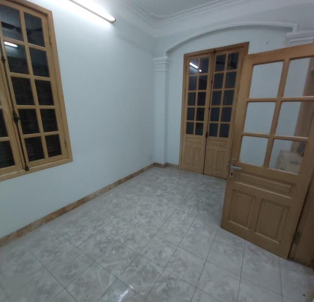 Chính chủ nhờ bán gấp nhà ngõ Hoa Bằng 50m2 giá 4,2 tỷ.