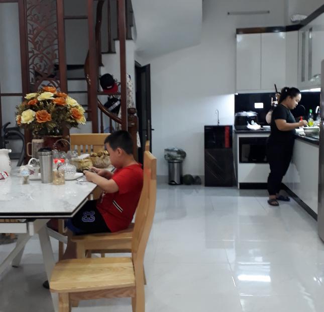 Chính chủ bán nhà gần sân vận động Mỹ Đình 5 tầng 37 m2 giá 3.4 tỷ kinh doanh ngõ thông ô tô lô góc  