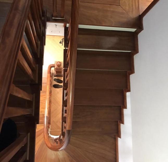 Bán nhà phân lô gần bến xe Mỹ Đình 39 m2 5 tầng hơn 3 tỷ kinh donh ô tô ngõ thông lô góc